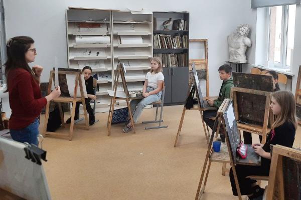 Преподаватель Мария Соловей провела открытый урок по предмету «Рисунок»